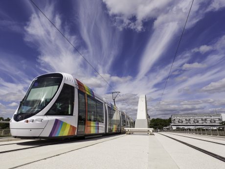 Photo du tramway sur le pont confluences